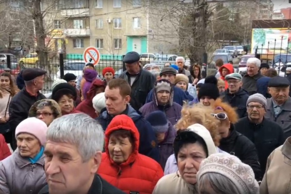 К восьми часам утра у поликлиники уже было больше сотни пациентов К восьми часам утра у поликлиники уже было больше сотни пациентов