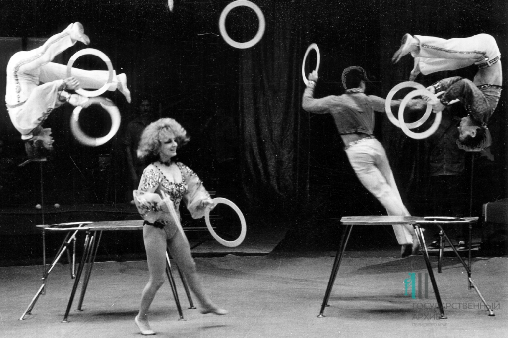 Выступление акробатов. 1987 год Выступление акробатов. 1987 год