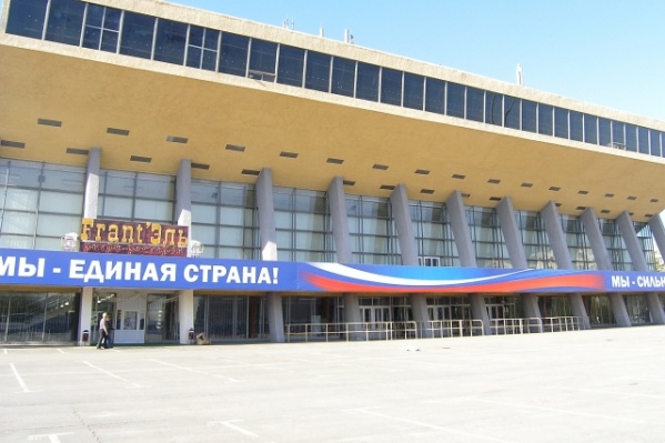 Волгоградцы кинулись во Дворец спорта искать куртки «за копейки» Волгоградцы кинулись во Дворец спорта искать куртки «за копейки»