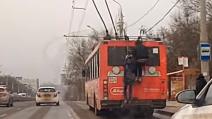 Ростовские зацеперы прокатились на троллейбусе, рискуя собственной жизнью