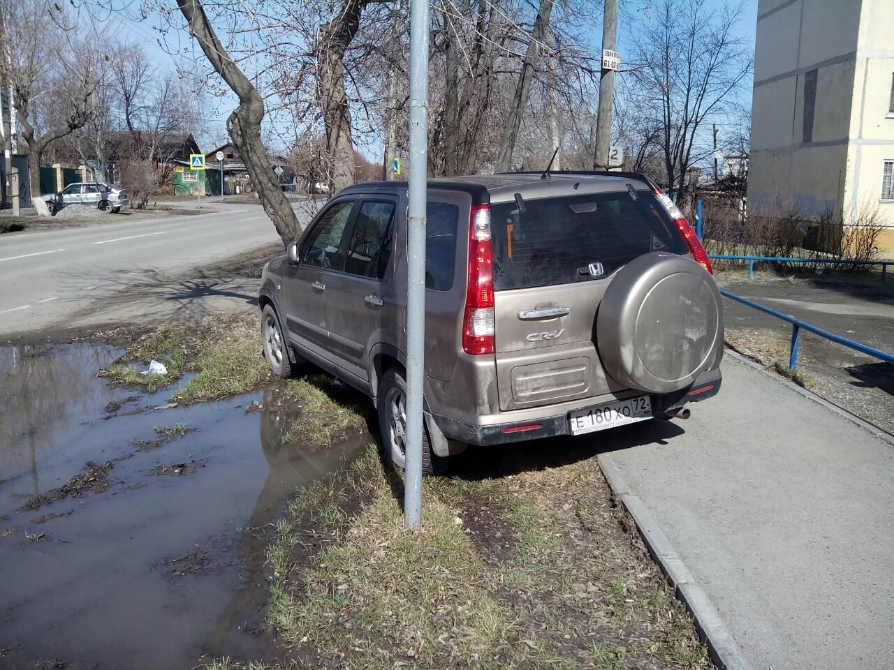 Автохам, сфотографированный возле дома № 26 на улице Восстания, заехал на газон и на тротуар Автохам, сфотографированный возле дома № 26 на улице Восстания, заехал на газон и на тротуар