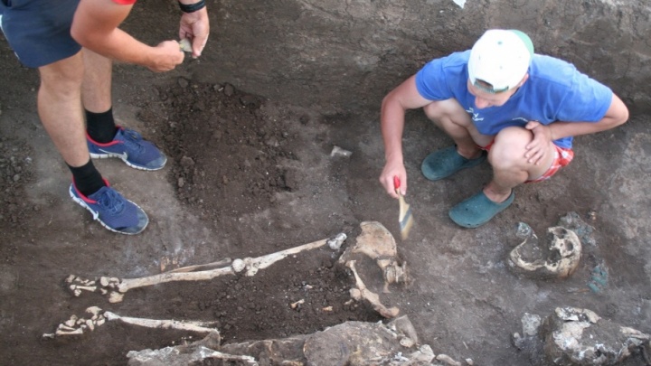 На Дону во время раскопок нашли кости и два горшка второго тысячелетия до нашей эры