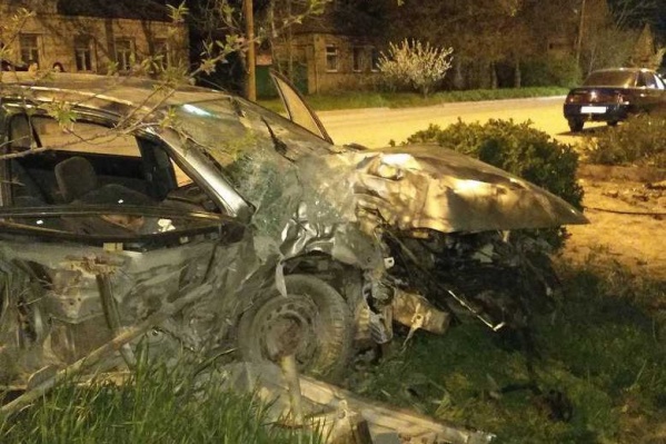 Автомобиль после столкновения с деревом превратился в груду металла Автомобиль после столкновения с деревом превратился в груду металла