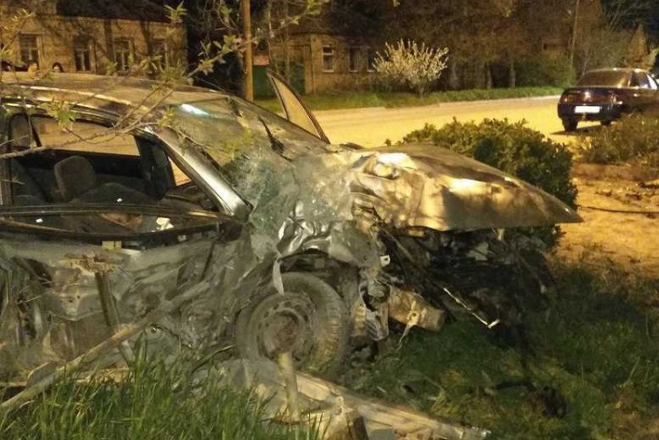 Автомобиль после столкновения с деревом превратился в груду металла