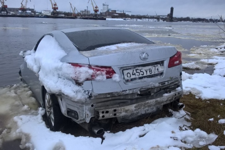 Иномарка плавала по Волге несколько дней Иномарка плавала по Волге несколько дней