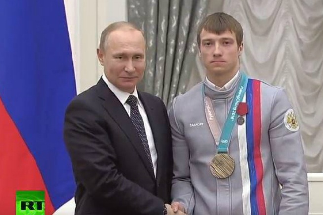 Владимир Путин наградил ярославского спортсмена Илью Бурова медалью ордена «За заслуги перед Отечеством» Владимир Путин наградил ярославского спортсмена Илью Бурова медалью ордена «За заслуги перед Отечеством»