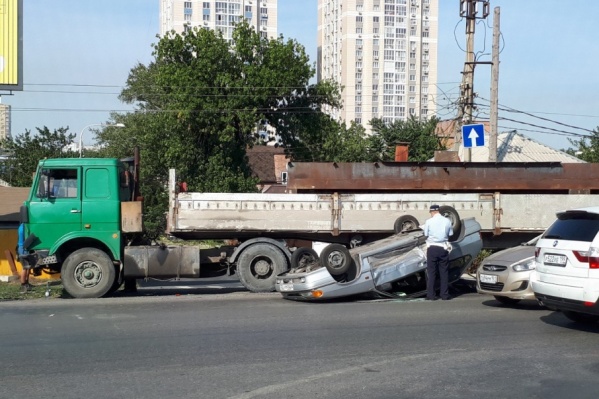На месте происшествия работают полицейские На месте происшествия работают полицейские