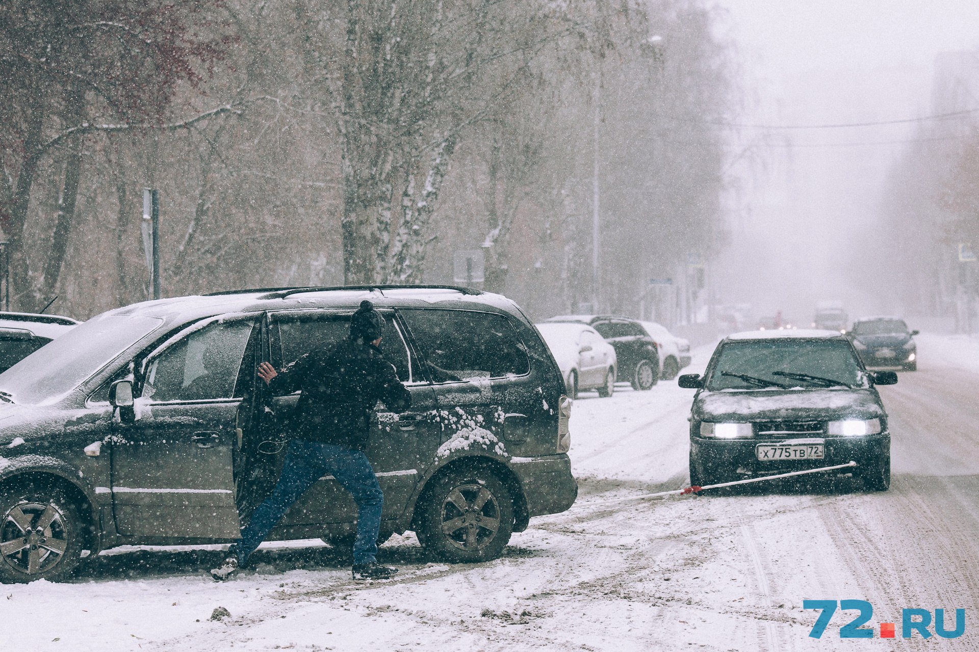 Сегодняшний снегопад преподнес массу неудобств тюменским автомобилистам: некоторые застревали в сугробах, а вторые не успели поменять резину на зимнюю Сегодняшний снегопад преподнес массу неудобств тюменским автомобилистам: некоторые застревали в сугробах, а вторые не успели поменять резину на зимнюю