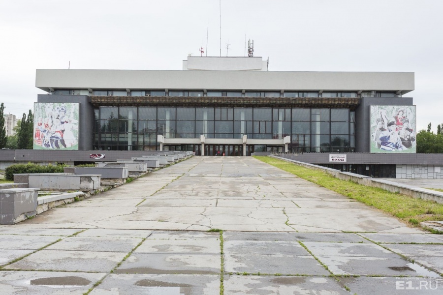 Новый ДК стоял особняком на большой площади практически в конце бульвара. Новый ДК стоял особняком на большой площади практически в конце бульвара.