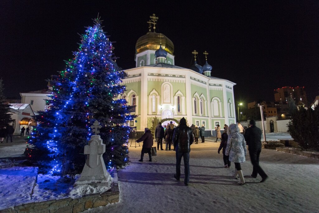 После богослужения прихожан развезли по разным районам города автобусы После богослужения прихожан развезли по разным районам города автобусы