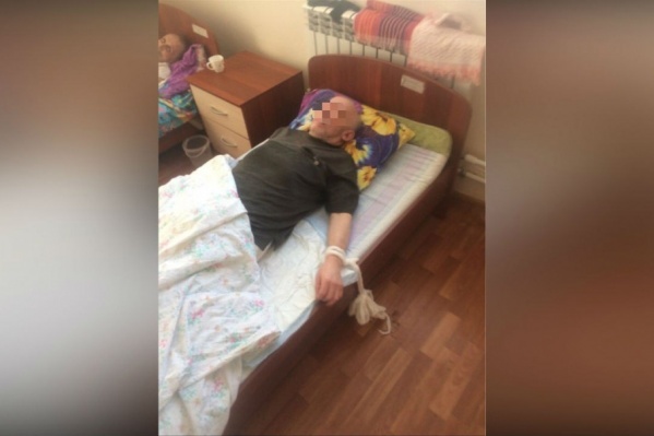 В надзорные органы попали снимки, где постояльцы приюта привязаны веревками к кровати В надзорные органы попали снимки, где постояльцы приюта привязаны веревками к кровати