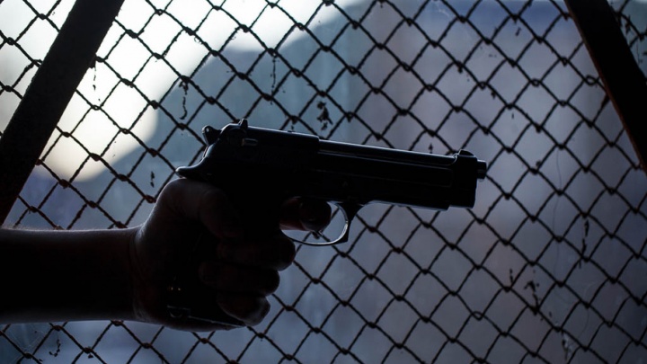 Мужчину, который пригрозил начальнику тюменской полиции пистолетом, посадили на три года
