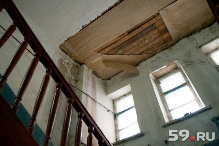 В результате обрушения потолка никто не пострадал В результате обрушения потолка никто не пострадал