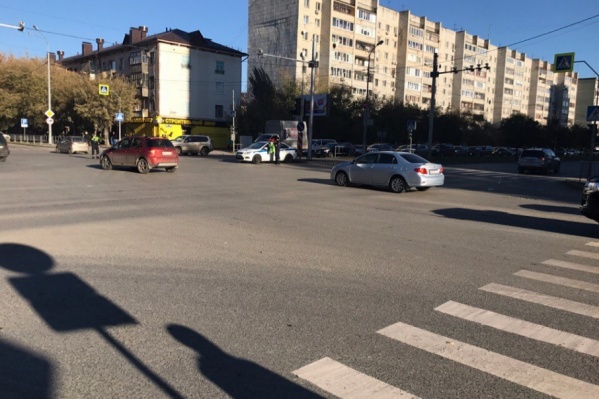 Сейчас на одном из самых загруженных перекрестков Тюмени работают сотрудники ДПС Сейчас на одном из самых загруженных перекрестков Тюмени работают сотрудники ДПС