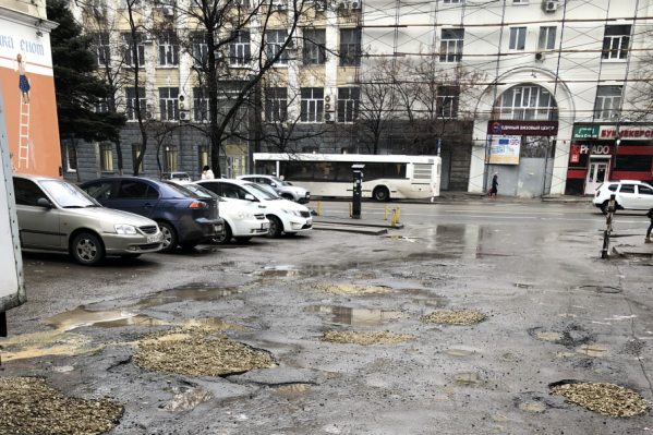 Ростовчанин заделал около десяти ям Ростовчанин заделал около десяти ям