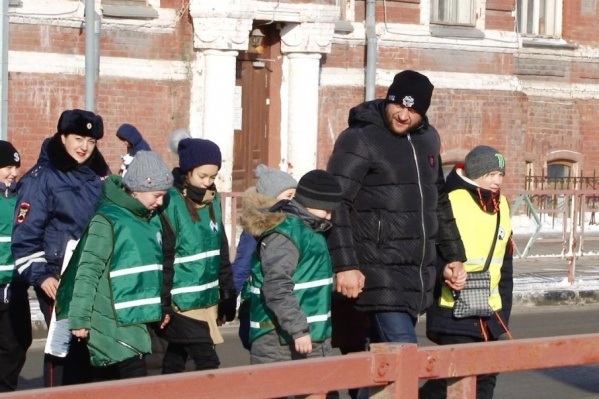 За руку с чемпионом мира по самбо дорогу переходить не страшно За руку с чемпионом мира по самбо дорогу переходить не страшно