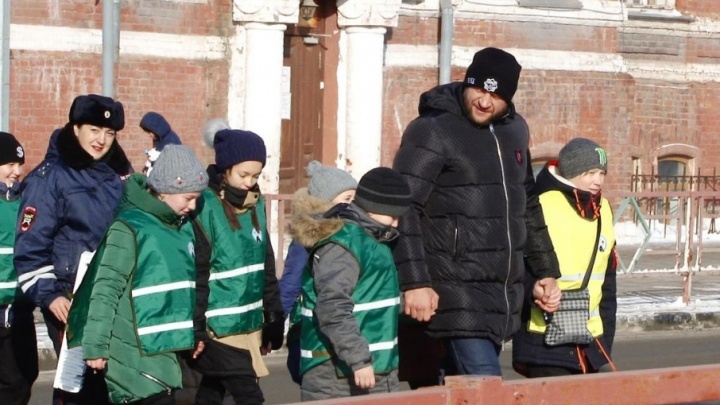 Чемпион мира по боевому самбо Емельяненко-младший учил самарских школьников переходить дорогу