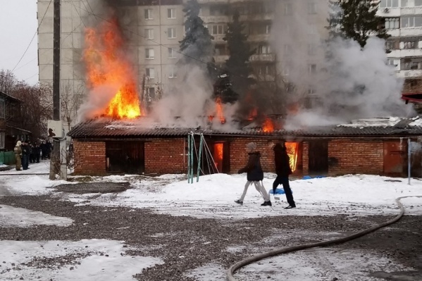 Пожарные продолжают проливать охваченные огнем постройки Пожарные продолжают проливать охваченные огнем постройки