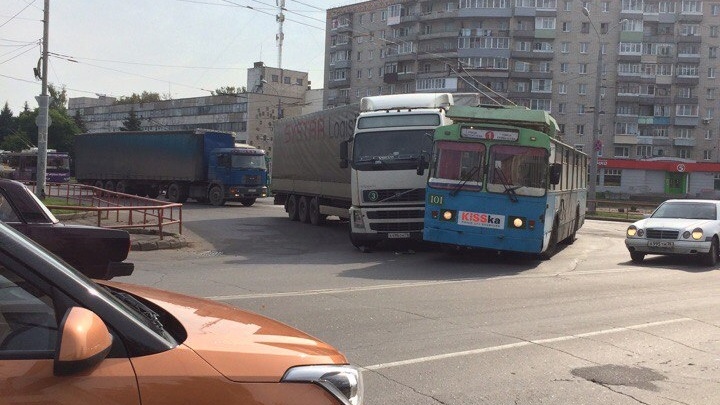 Фура и троллейбус «обнялись» посреди перекрестка в Рыбинске