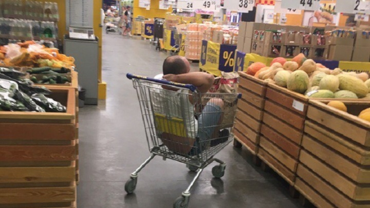 Уставший волгоградец уснул посреди гипермаркета в продуктовой тележке