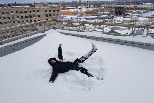 Некогда грустить! Скорее ныряйте в снег! Некогда грустить! Скорее ныряйте в снег!