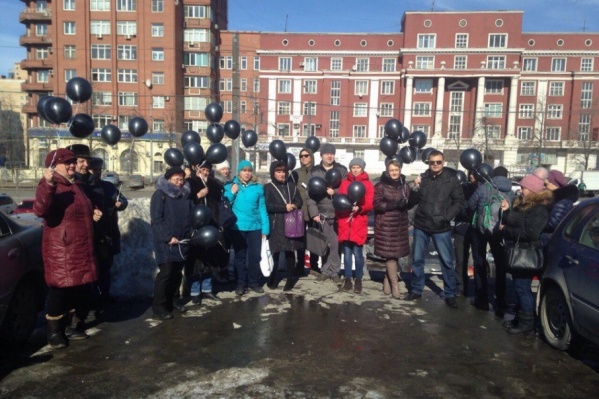 Дольщики устроили акцию и с чёрными шарами отправились в штаб президента Дольщики устроили акцию и с чёрными шарами отправились в штаб президента