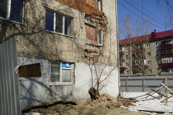 Вокруг дома прямо сейчас возводят металлическое ограждение, чтобы люди не рисковали, проходя под окнами Вокруг дома прямо сейчас возводят металлическое ограждение, чтобы люди не рисковали, проходя под окнами