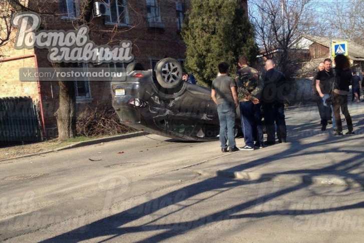 Машина опрокинулась после удара в заднее колесо Машина опрокинулась после удара в заднее колесо