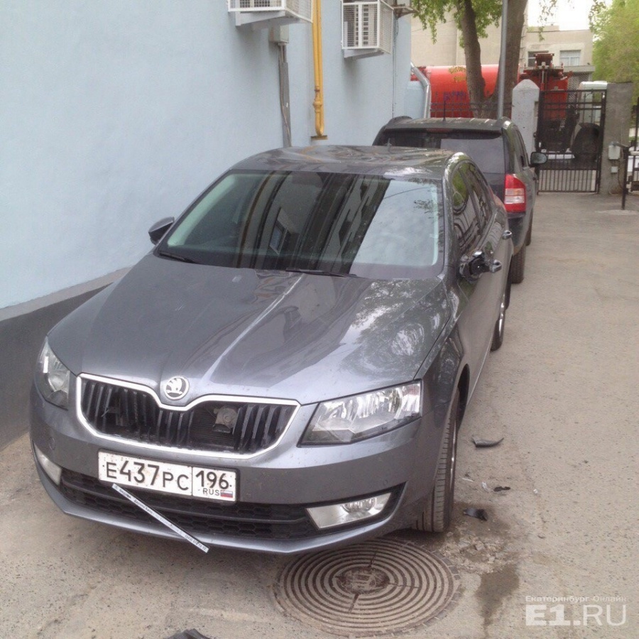 Хулиган подёргал за ручки соседнюю машину, а Skoda испинал.
Хулиган подёргал за ручки соседнюю машину, а Skoda испинал.