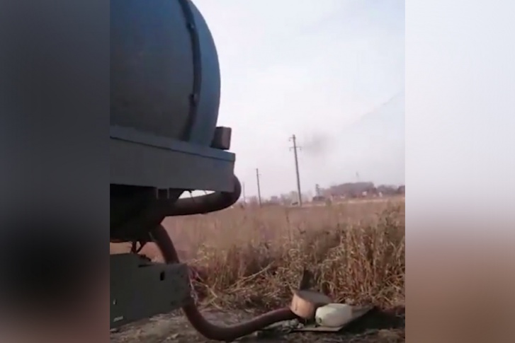 Спецмашина сливала канализацию в колодец рядом с трассой Спецмашина сливала канализацию в колодец рядом с трассой