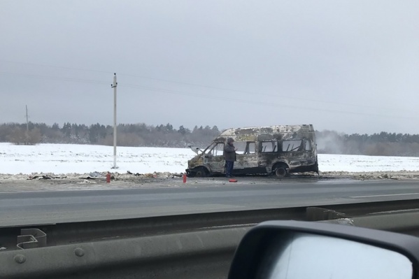 Водитель пытался потушить машину своими силами Водитель пытался потушить машину своими силами