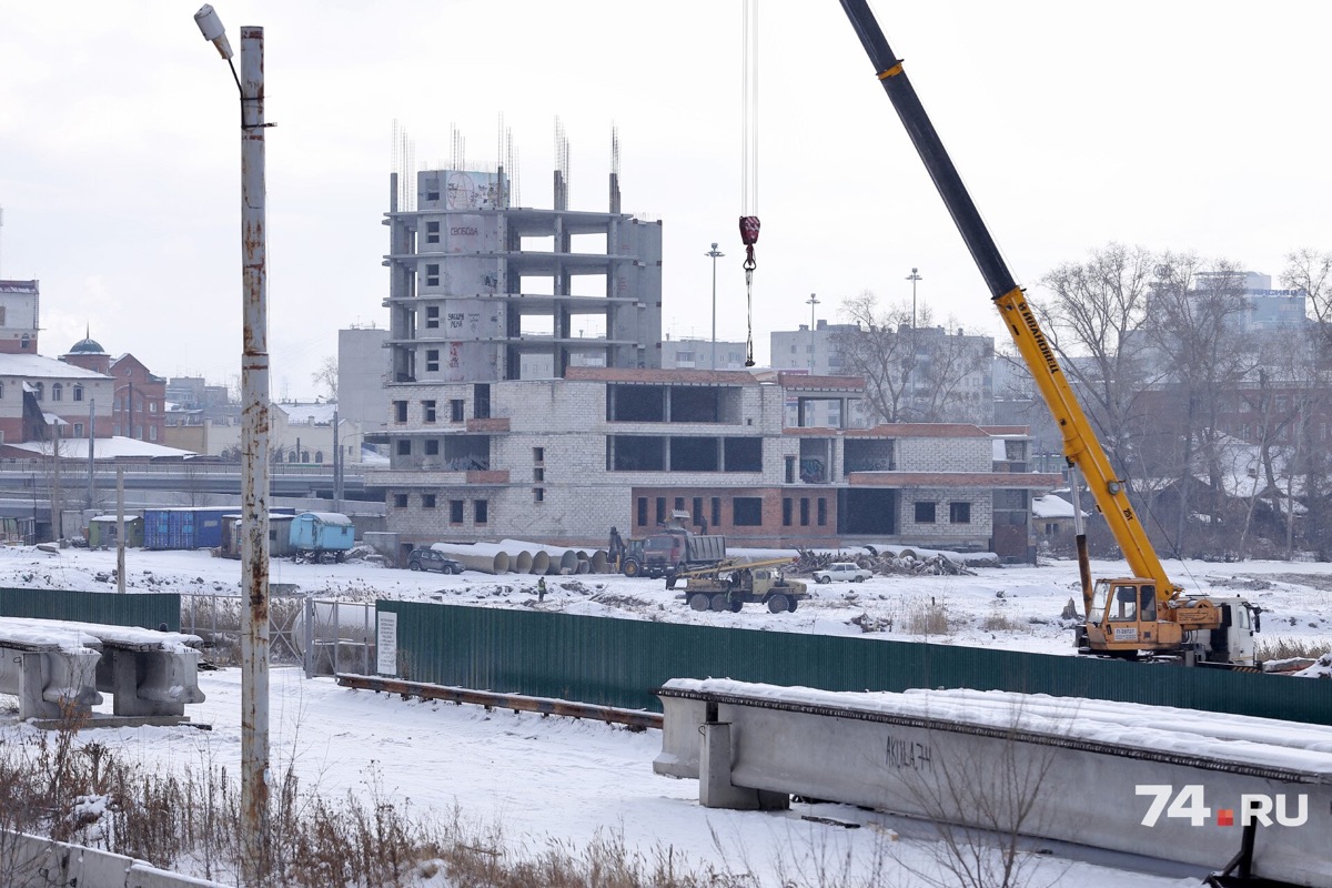 На этом участке планироуют построить автомобильную развязку и благоустроить набережную На этом участке планироуют построить автомобильную развязку и благоустроить набережную