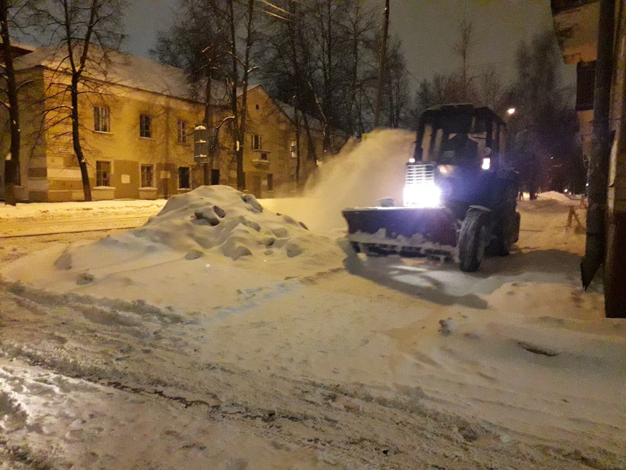 Ночью с тротуара на улице Свердлова сгребли снег