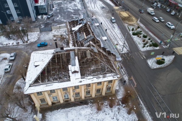 Одновременно кровлю меняют на двух корпусах Одновременно кровлю меняют на двух корпусах