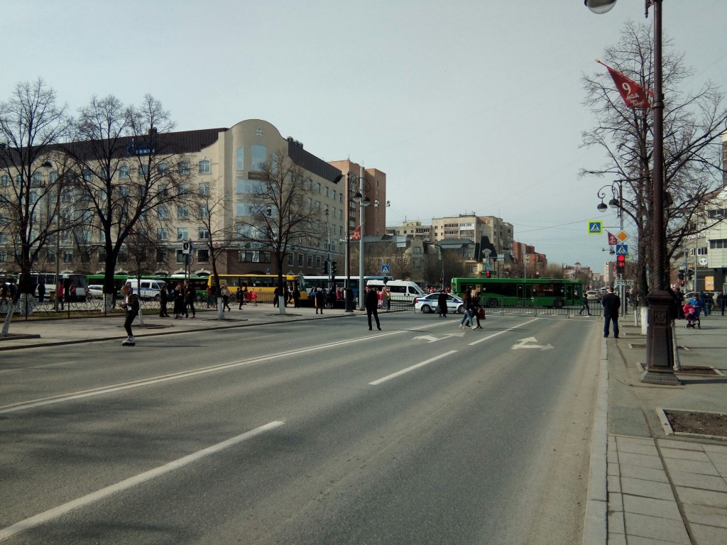 Наши коллеги, которые находятся сейчас в самом центре города, сообщают: с каждой минутой людей на улице становится всё больше. А ещё только 09:30 Наши коллеги, которые находятся сейчас в самом центре города, сообщают: с каждой минутой людей на улице становится всё больше. А ещё только 09:30