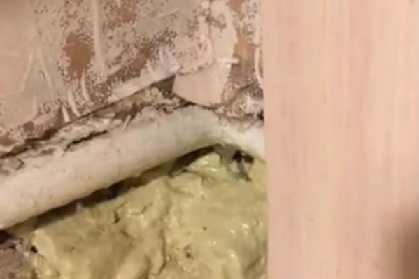 Из дыр в стенах течет вода Из дыр в стенах течет вода