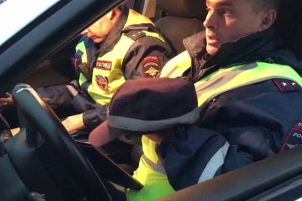 Сотрудники ГИБДД проводят акцию Сотрудники ГИБДД проводят акцию