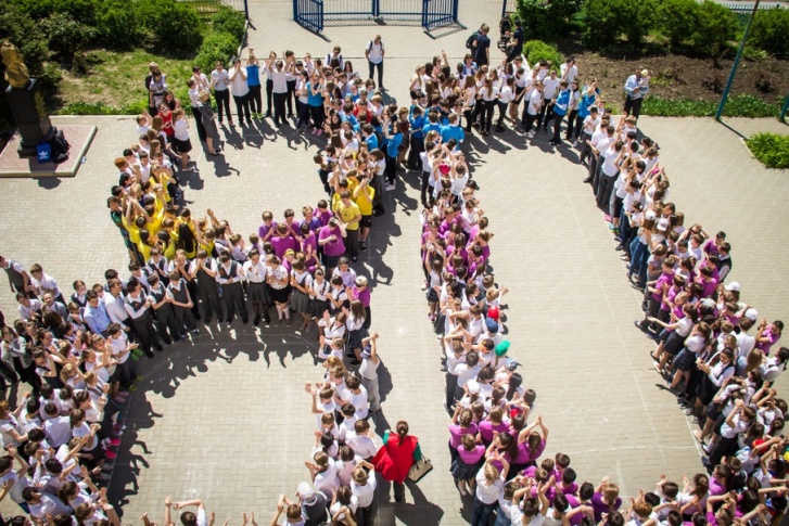 Школьники выстроились в цифру 80, символизирующую годовщину образования Октябрьского района