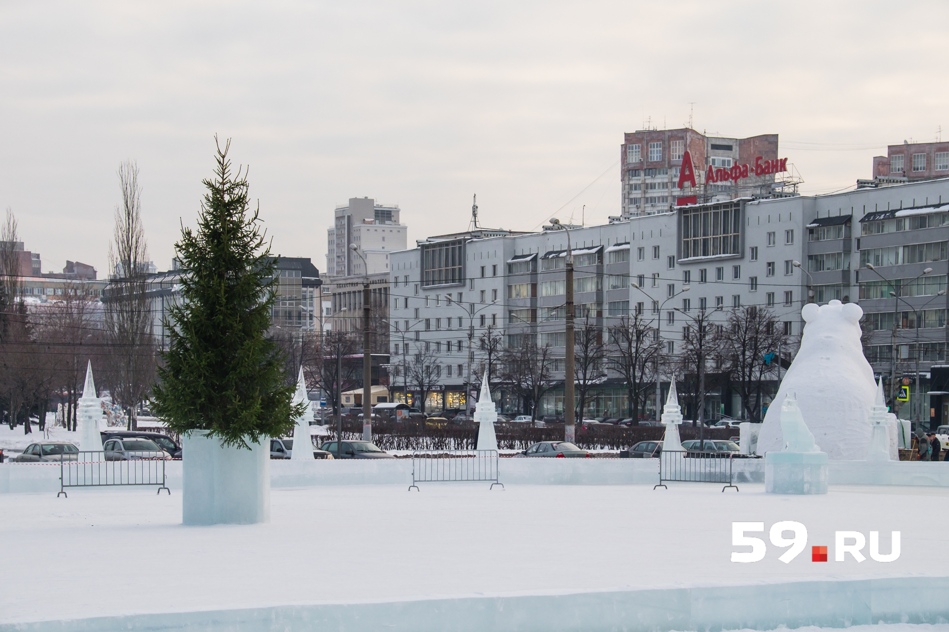 Живая ёлочка установлена прямо на катке. Вокруг нее можно будет водить хороводы Живая ёлочка установлена прямо на катке. Вокруг нее можно будет водить хороводы