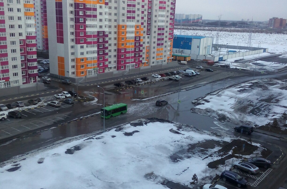 По подтопленной дороге ходит общественный транспорт По подтопленной дороге ходит общественный транспорт