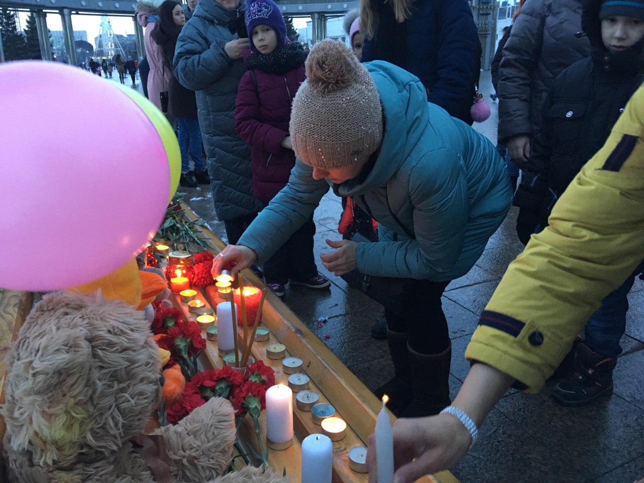 Цветы и игрушки оставили и в самом центре города — на Цветном бульваре Цветы и игрушки оставили и в самом центре города — на Цветном бульваре