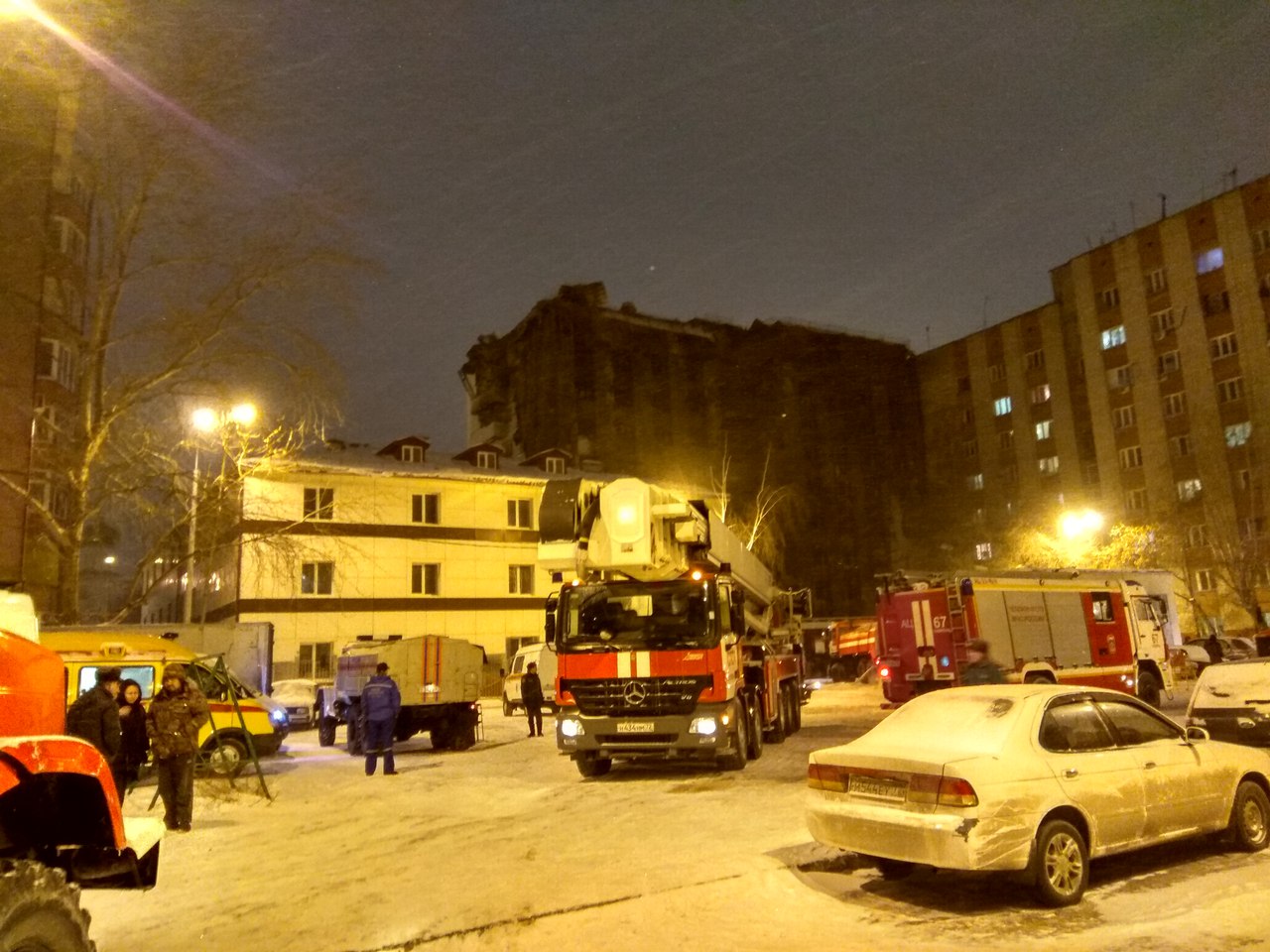 Фасад дома практически весь обгорел Фасад дома практически весь обгорел