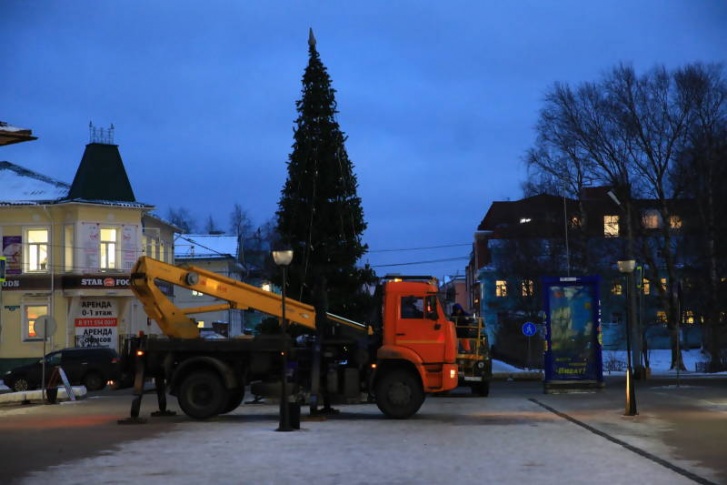 «Горсвет» закончил украшение ели в понедельник и протестировал огни, которые зажгутся в субботу «Горсвет» закончил украшение ели в понедельник и протестировал огни, которые зажгутся в субботу
