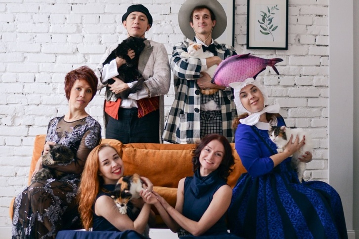 Актеры «Театра-Театра» с котами на руках призвали помочь приюту «Матроскин»