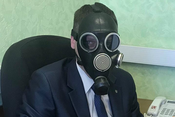 Дмитрий признался, что противогаз у него всегда под рукой Дмитрий признался, что противогаз у него всегда под рукой