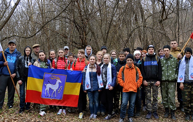 Юные казаки Ростовской области убирают мусор в донских лесах