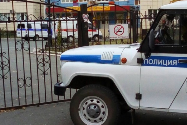 Анонимный звонок о якобы заложенной бомбе поступил в школу №70 во второй половине дня, когда основная масса детей уже отучилась Анонимный звонок о якобы заложенной бомбе поступил в школу №70 во второй половине дня, когда основная масса детей уже отучилась
