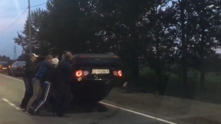 ДТП на Окружной в Ярославле: семеро водителей помогли поставить машину на колеса
