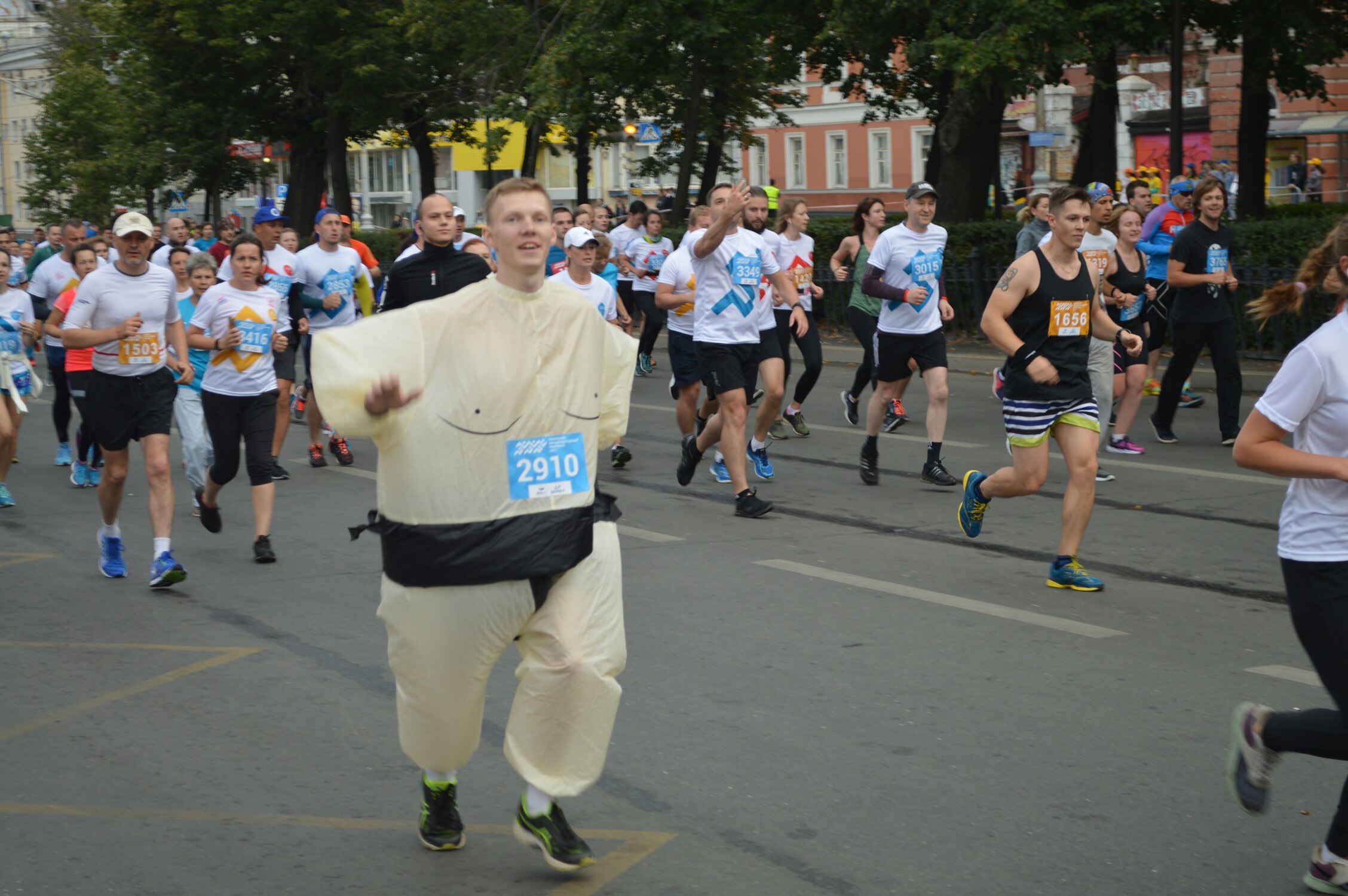 Бежать марафон можно как в специальной форме, так и... в костюме сумоиста