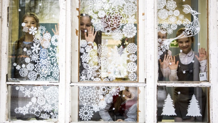 Два этажа волшебства: в Ярославле дети украсили снежинками 40 окон школы